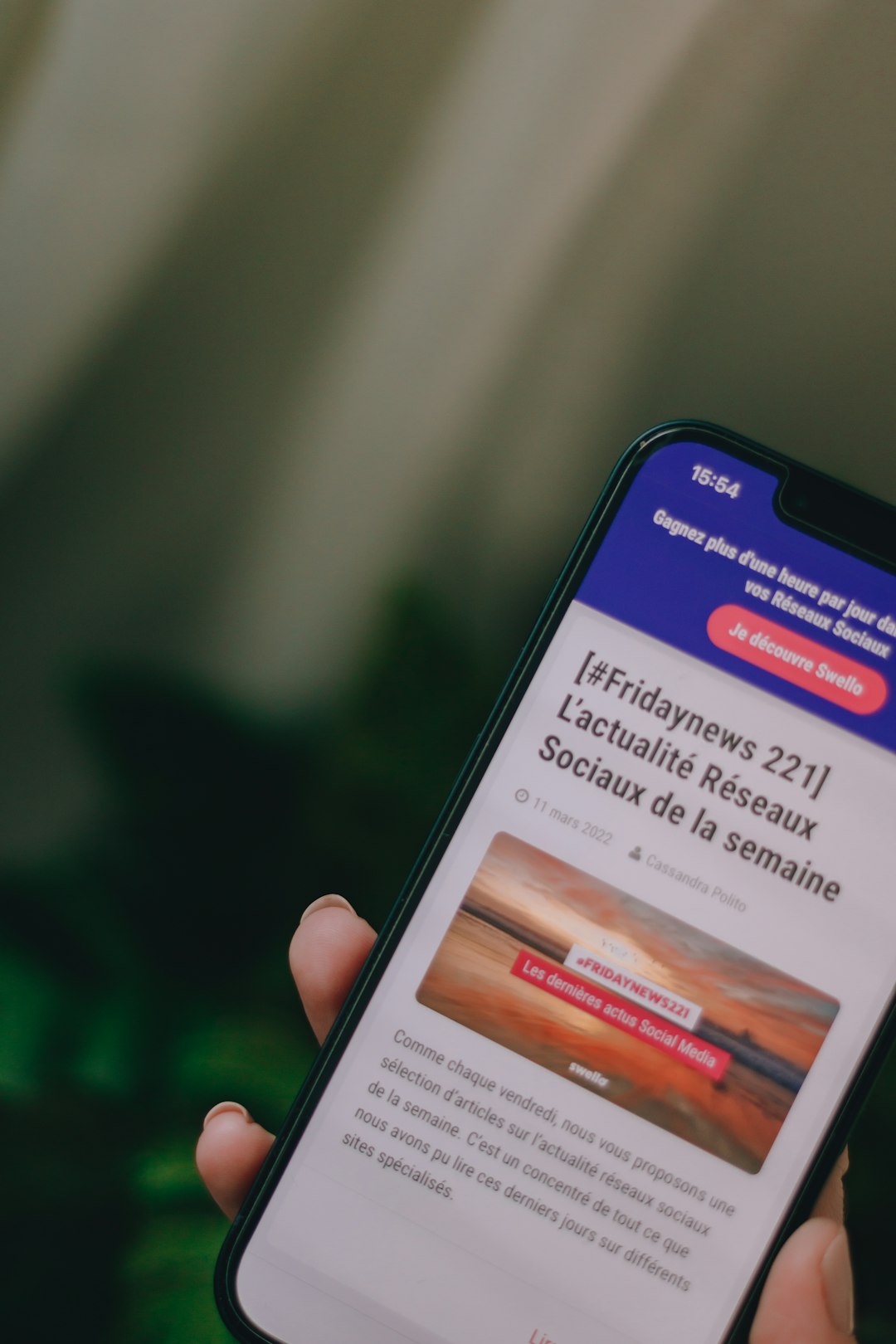 a-person-holding-a-cell-phone-in-their-hand-wqiqfn2u-ew